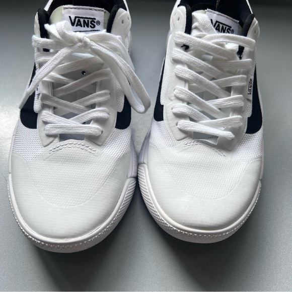 Like New! Vans MTE UltraRange EXO Shoe White with Black Accents - Picture 8 of 16
